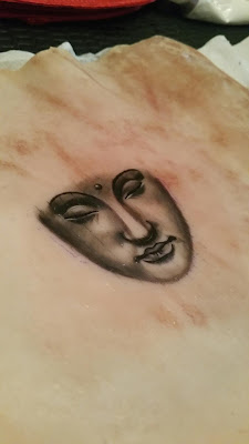 Tatouage visage serein de Mandy Aubonnet