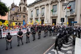 A foto mostra soldados reprimindo a manifestação dos professores gaúchos.