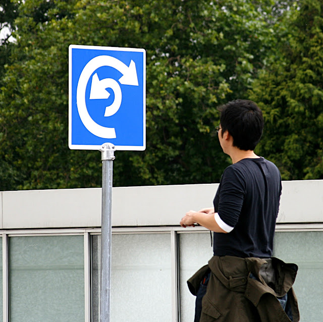 Funny Picture Of the Day 10-05-2012 | Funny Road sign | Circle road sign | Funny sign | man standing front of road sign | Totally Cool Pix | Big Picture | Wallpaper | HD Desktop