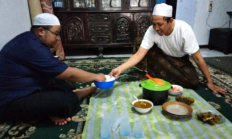 Makan dan Minum dengan Tangan Kanan itu Sunnah Rasul oleh Sayyid Muhammad Yusuf Aidid (Dosen Agama Islam Universitas Indonesia dan PNJ)