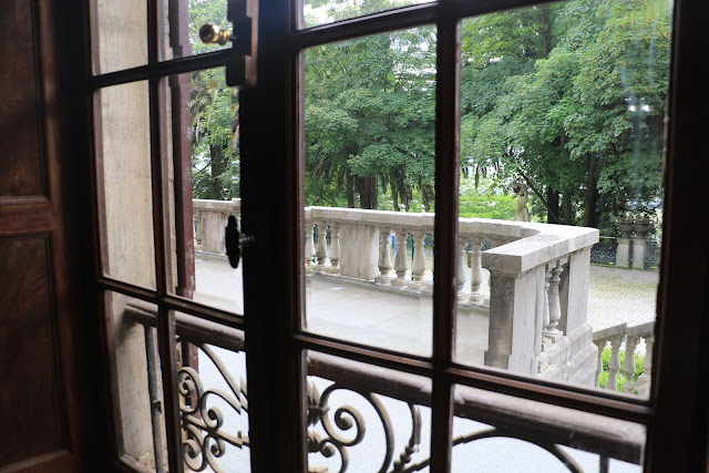 El jardín de la Finca Munoa desde el interior del palacete