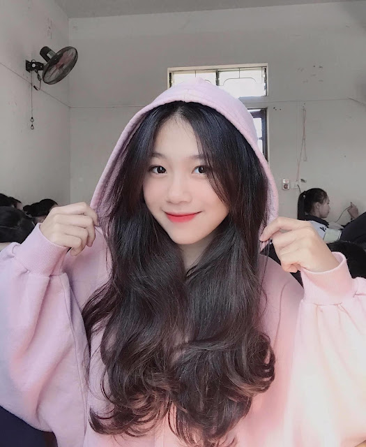 Nguyễn Thương Huyền pose dáng đáng yêu với chiếc áo hoodie hồng