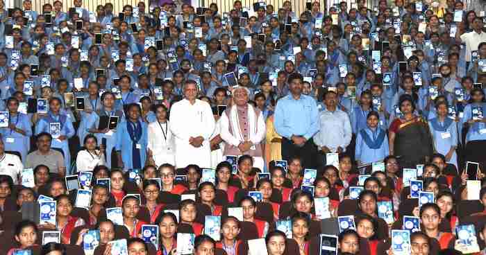 haryana-government-gave-free-tablets-to-5-lakh-students