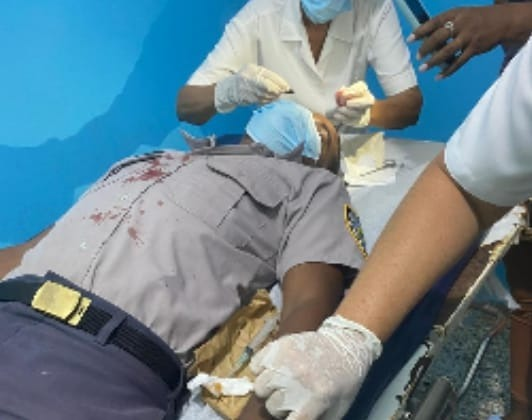 Enriquillo: Policía Nacional apresa en fragante delito individuo hirió policía con arma blanca.