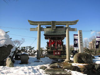 猫の初詣 小さな稲荷神社にやってきた