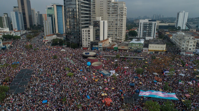 Dezenas de milhares de mulheres saíram às ruas para bradar #EleNão neste sábado, em cidades de todas as regiões do Brasil. Juntas, produziram as maiores manifestações populares desta eleição presidencial, de longe.
Não se sabem números exatos porque a polícia, sintomaticamente, não contou na maioria das cidades. Mas as manifestantes ocuparam densamente amplas áreas da Cinelândia, no Rio, e do Largo da Batata, em São Paulo, para citar só duas.