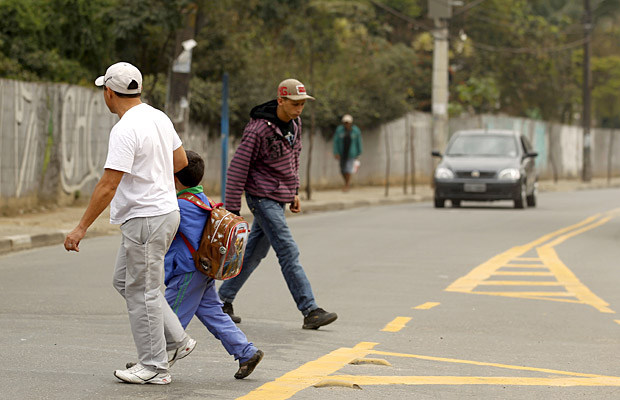 Governo cria norma para multar pedestres e ciclistas a partir de 2018