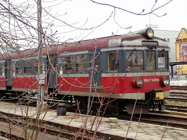 EN57-1488 na stacji Kielce.