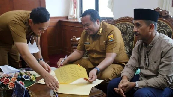 Tahun Ketiga, Pemko Pariaman Serahkan BKK  SMA/SMK ke Dinas Pendidikan Sumbar