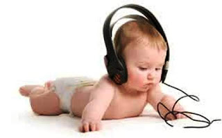 Foto gambar bayi lucu mendengarkan musik 1