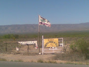 Morena en cada rincón de México: bandera cerca de Monclova (morena en la carretera mediano)