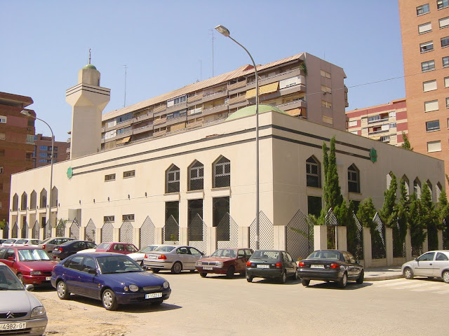A Grande Mesquita de Valência construida com muito dinheiro. Na sua página Facebook divulga posições radicais.