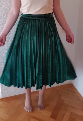 www.zaful.com/velvet-pleated-midi-skirt-p_232447.html?lkid=27844