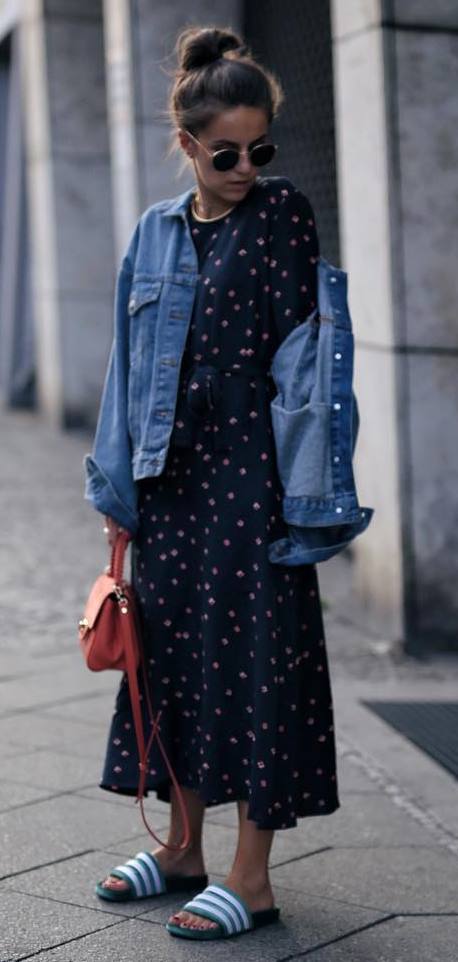 how to style a maxi dress : denim jacket + red bag + flip-flop