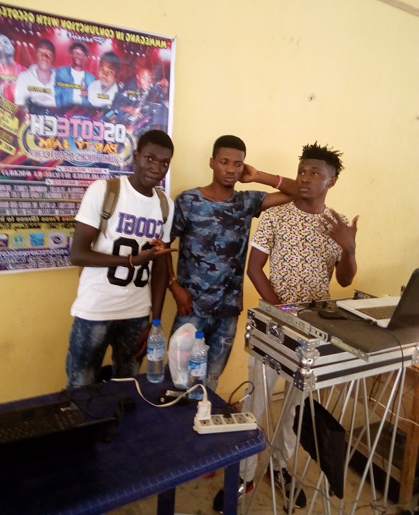 Live in OSCOTECH: WITH @KIKIGIST_COM @DJMOREMUSIC @DjYomc @DJWHITE_NG @DJTINO, and @IAMDEECLEF