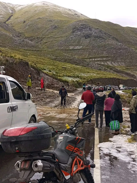 Aufgrund der starken Regenfälle und des Hagelsturms sind unsere Straßen im Norden von Potosí in einem schlechten Zustand. Es gibt viele Erdrutsche was das Reisen sehr gefährlich macht.