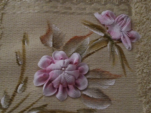 Toalhas Bordadas com flores de  Sianinha e Pintura Porcelanizada por Marta Marques 3