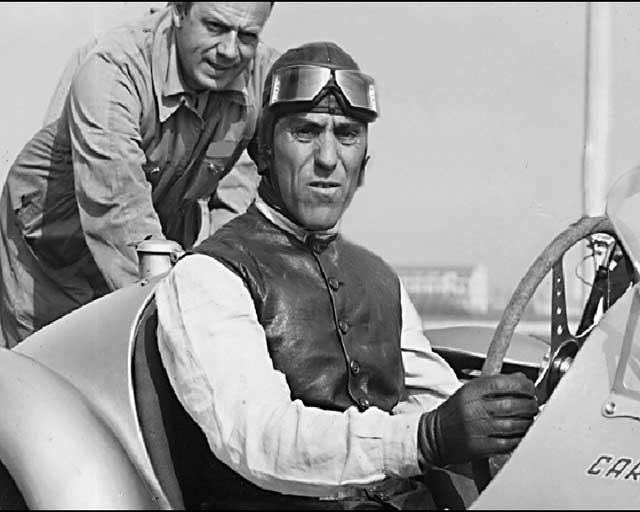 Tazio Nuvolari celebra su victoria