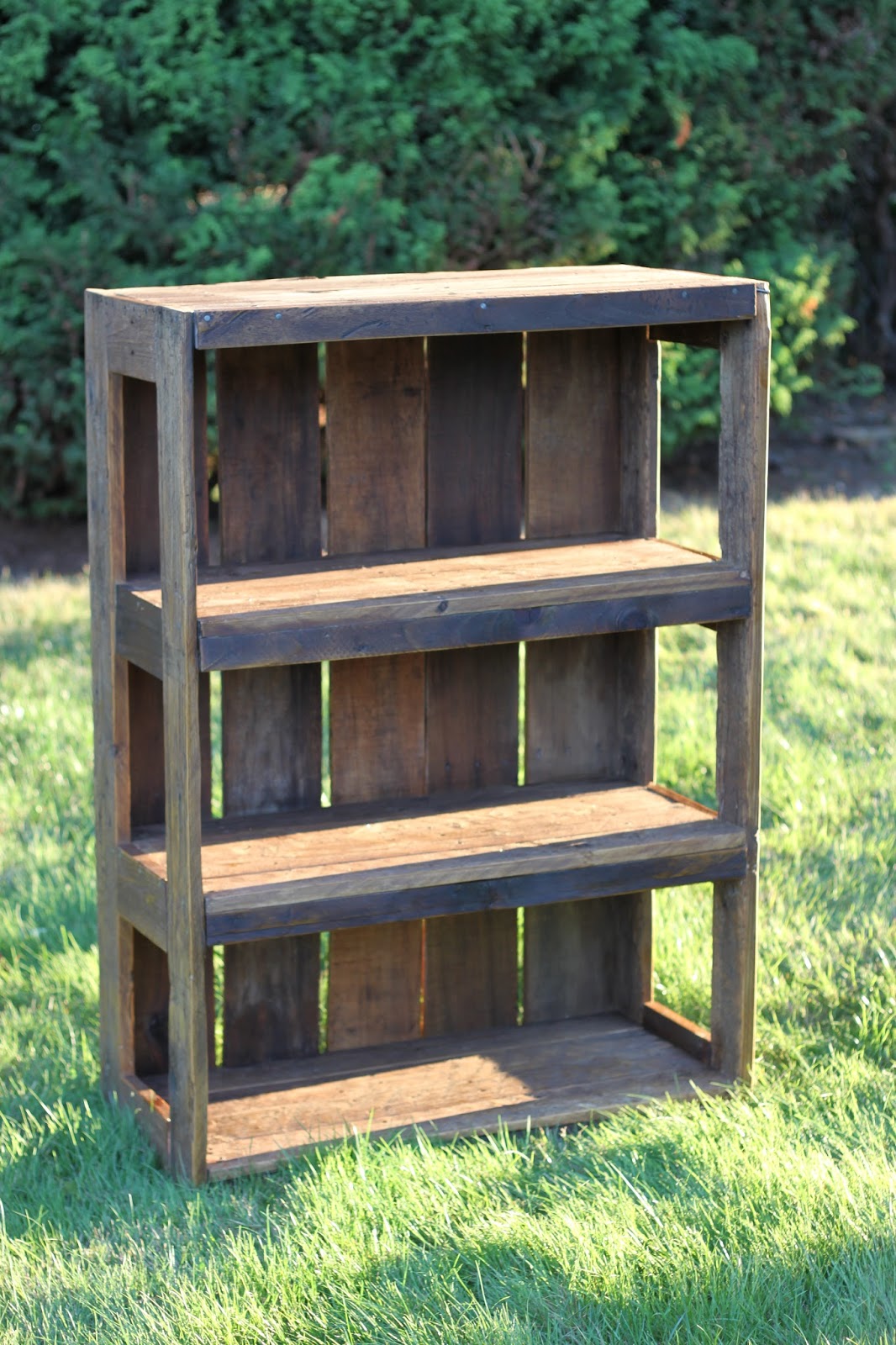 Made with Love that Can be Felt : DIY Pallet Bookshelf 
