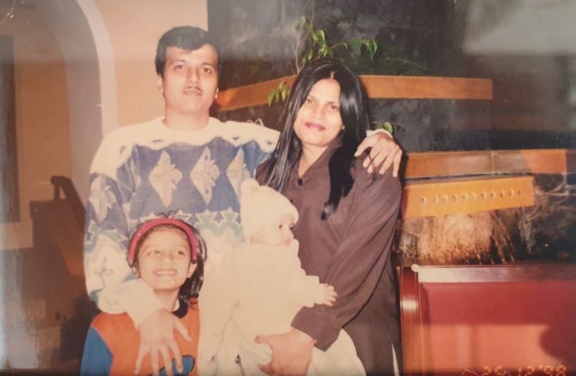 South Indian Actress Nidhhi Agerwal (Nidhi Agarwal) Childhood Pic with her Parents Father Rajesh Agerwal (Rajesh Agarwal), Mother Indu Agerwal (Indu Agarwal) & Younger Sister Tanve Agerwal (Tanve Agarwal) - Family Pic | South Indian Actress Nidhhi Agerwal (Nidhi Agarwal) Childhood Photos | Real-Life Photos