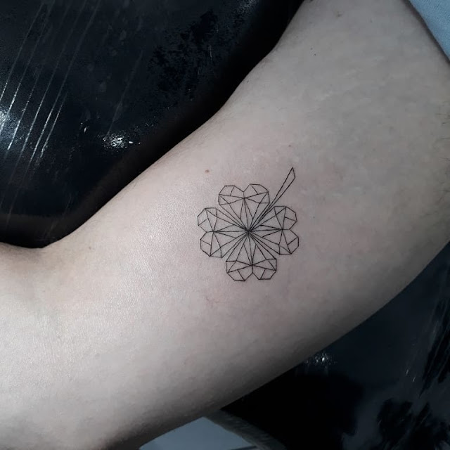 tatuagens femininas de trevo de quatro folhas