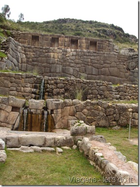 Tambomachay Santuário composto por  aquedutos e canais  talhados na pedra