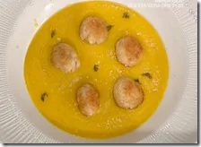 Crema di zucca e porri con perle dorate di coniglio