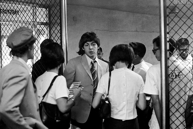 Paul McCartney en el Aeropuerto Internacional de Manila después de la etapa de Filipinas de la última gira mundial de los Beatles, el 5 de julio de 1966.