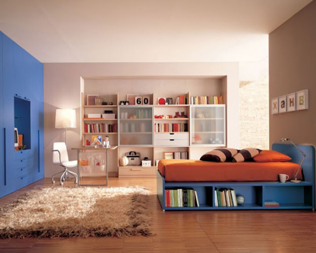 Дизайн интерьера комнаты для подростка с кроватью с полками в корпусе