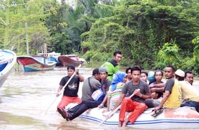 Warga Aceh Barat mengungsi akibat banjir