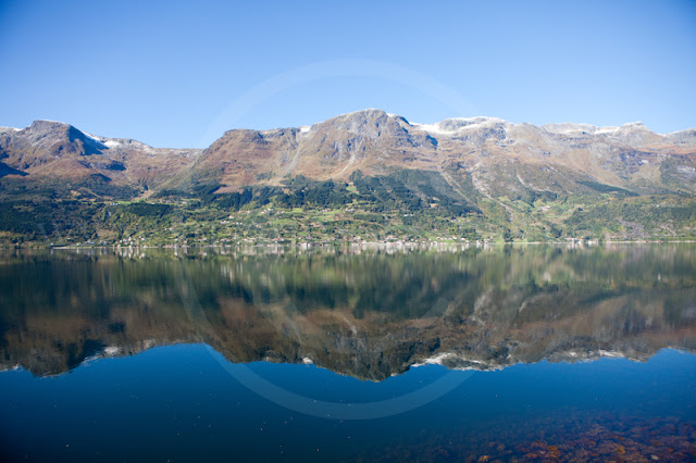 Wasserspiegelung in der Hardangervidda, Norwegen. Foto ©Susanne Krauss, München - www.susanne-krauss.com