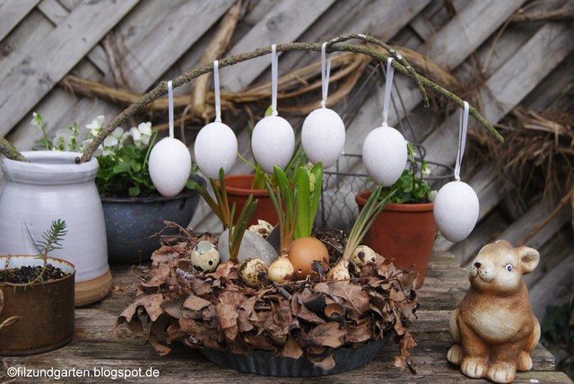 Osterdeko mit Ostereiern aus Kreidefarbe