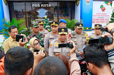 Kunjungi Pos Pelayanan di Jombang, Kapolda Jatim Beri Dukungan Anggota Yang Sedang Bertugas