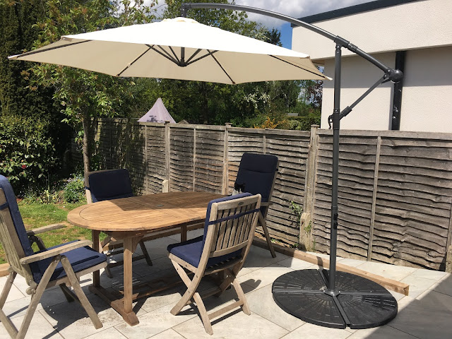 garden furniture with vonhaus banana parasol