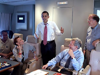 FOTO AKTIVITAS OBAMA DALAM PESAWAT AIR FORCE ONE