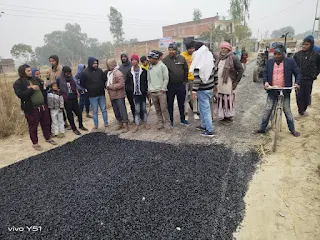 जौनपुर: मानक विहीन सड़क निर्माण का ग्रामीणों ने किया विरोध  | #NayaSaveraNetwork
