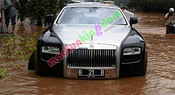 Foto Mobil Mewah Rolls Royce Seharga Rp 13 M Terendam 
