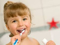 Cara Alami Agar Gigi Nampak Lebih Putih dan Bersih