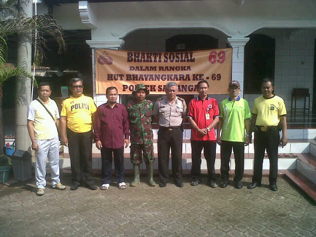 Puluhan Anggota Polsek Sawangan Bersihkan Masjid 