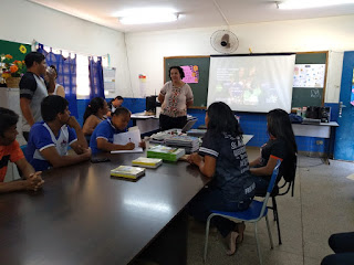 A linguista Denise Silva, presidente do Ipedi, realiza palestra a professores indígenas de Nioaque.