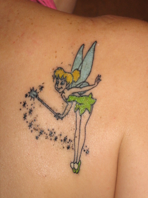 Tatuaje de campanita el hada de la obra Peter Pan en la espalda