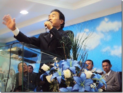 FOTO-3-–-Pastor-Hidekazu-Takayma-ministrando-a-Palavra-de-Deus