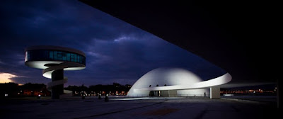 Imagen de la Cúpula y la Torre del «Centro Cultural Internacional Óscar Niemeyer»