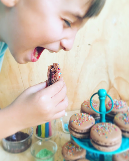 Macarons de chocolate con sprinkles