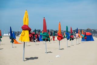 Франция,Нормандия,Довиль,пляжные зонтики,красивые фото.