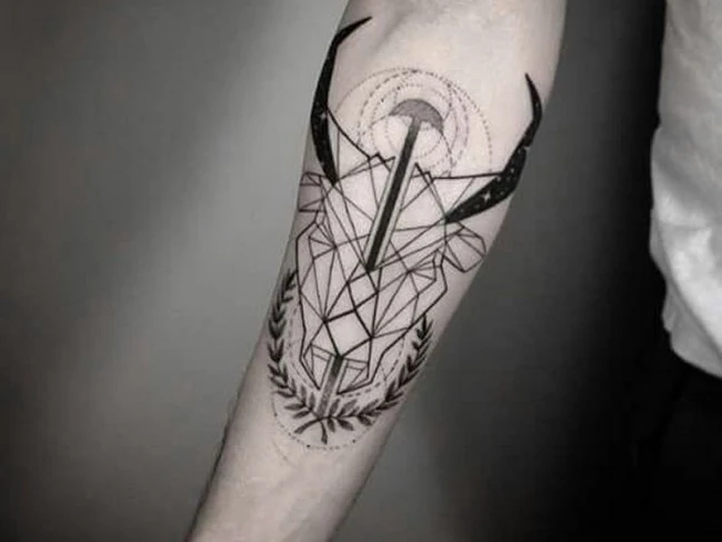 Tatuaje tribal de un toro geométrico