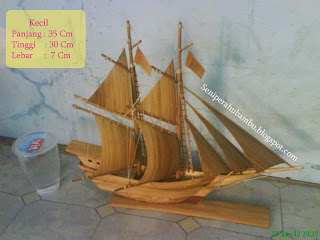 miniatur perahu bambu