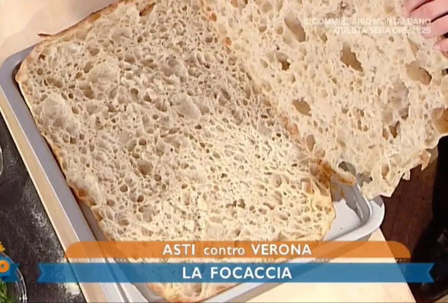 Focaccia con olive, pomodorini e burrata