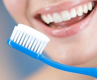  Chữa  tụt lợi bằng cách vệ sinh răng miệng 