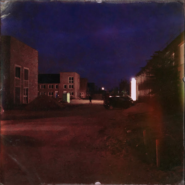 Nieuwbouwwijk achter Turmac Cultuurfabriek, Zevenaar, bij avondlicht